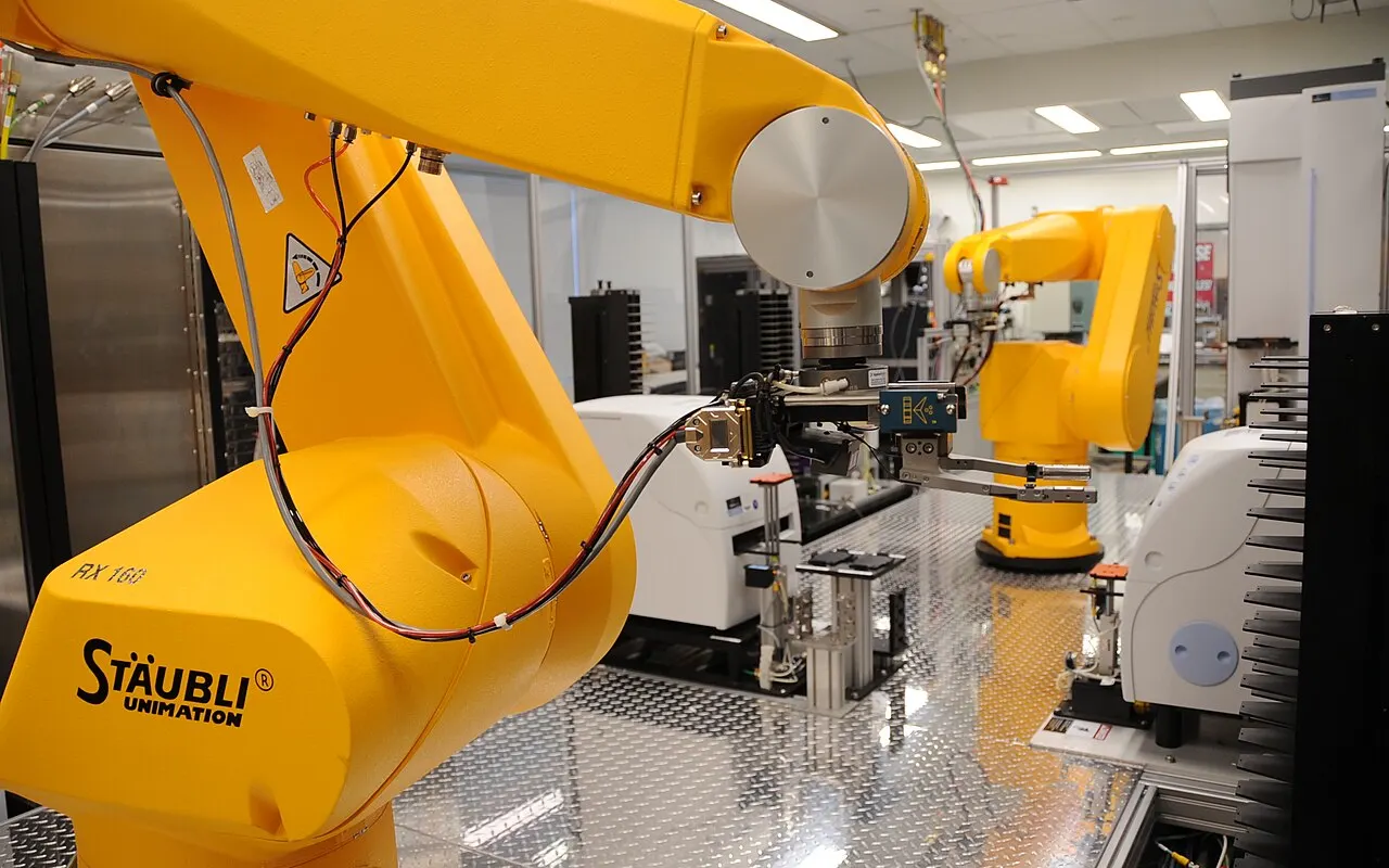 Brazos robóticos trabajando en un laboratorio